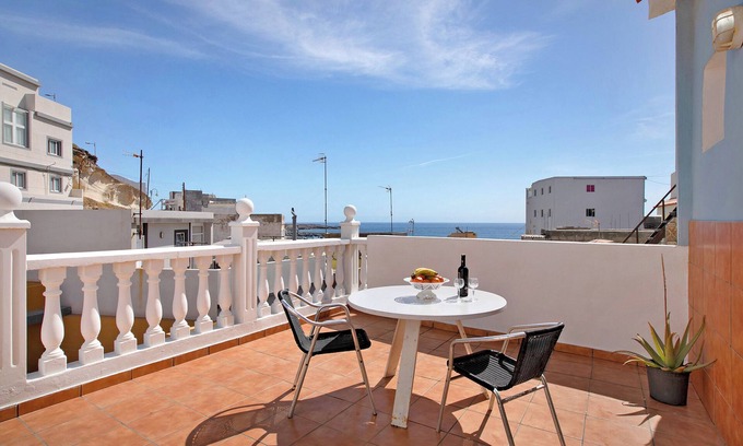 Las Arenas Apartamento | Casa de vacaciones "Atico Las Arenas" con vistas al mar, terraza privada y Wi-Fi