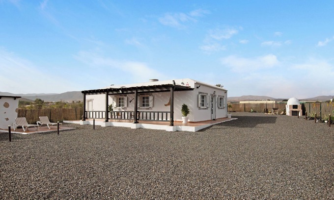 Tuineje Casa | Casa de vacaciones 'Casa Majos' con vistas a la montaña, terraza privada y Wi-Fi