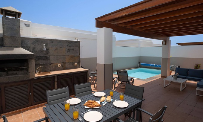 Playa Blanca Casa | Vacation Home 'De Los Suenos' with Mountain View, Private Pool and Wi-Fi