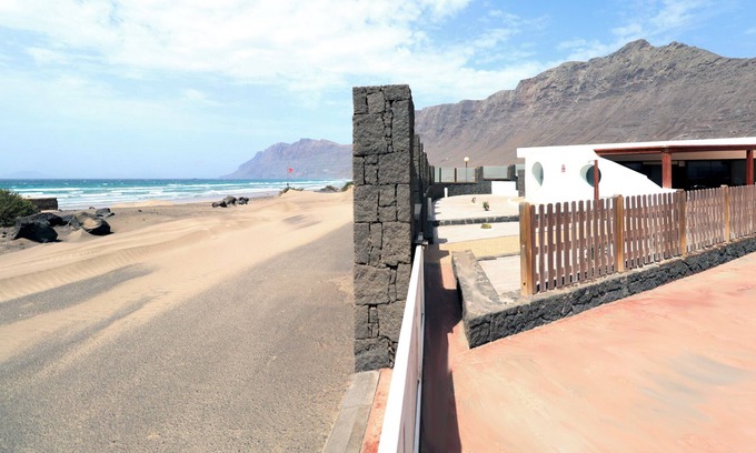 Urbanizacion Famara Casa | Vacation Home 'Bungalow Aguamar' with Sea View, Shared Terrace & Wi-Fi