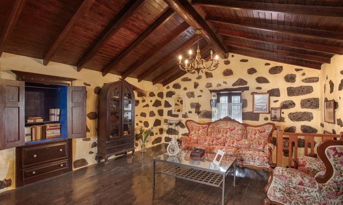 La Yedra Casa | Casa de vacaciones 'Casa de Campo Ancana' con vistas a la montaña, terraza privada y Wi-Fi