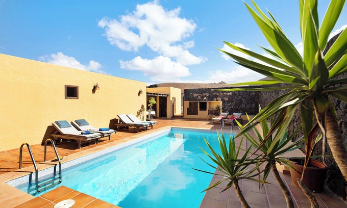 Tinajo Casa | Casa de campo "Finca Acequia" con vistas al mar, piscina privada y Wi-Fi