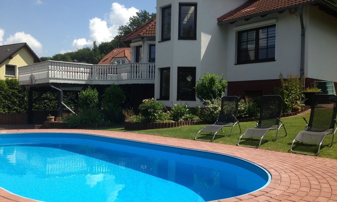 Ballenstedt Casa | Casa de vacaciones para 8 personas con piscina, chimenea, parque infantil, amplio jardín.