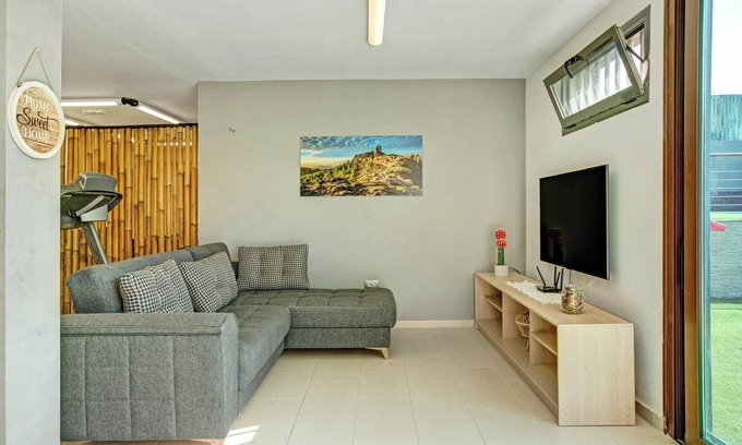 Las Palmas de Gran Canaria Apartamento | Vivienda vacacional "Harmony Level Floor" con piscina compartida, jardín y Wi-Fi