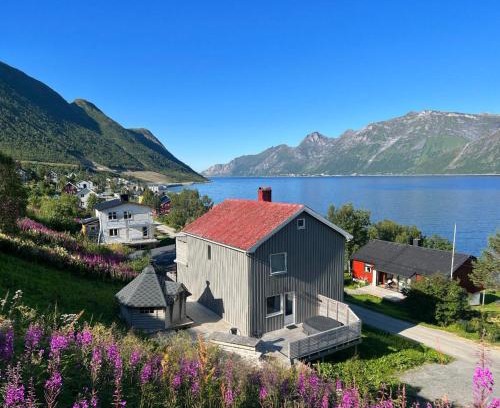 Botnhamn Casa | Vacation Home in Fjordgård with views of Segla and the Fjord