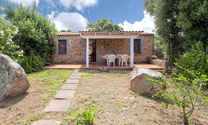 Trinita d'Agultu e Vignola Casa | Casa "La casa vista isola" con vista al mar, terraza y jardín