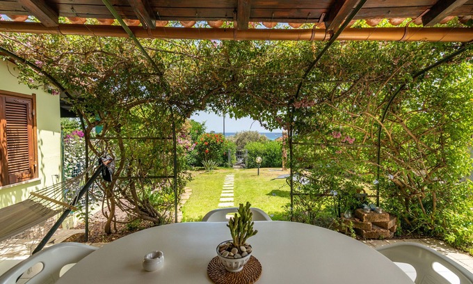 Costa Rei Casa | Casa de vacaciones 'La Casa di Silvia' con vistas al mar, jardín y terraza privada