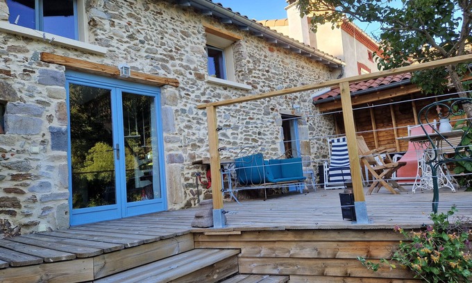 Auzon Casa | Casa de vacaciones 'La Maison du Vigneron' con vistas a la montaña, pista de tenis y Wi-Fi