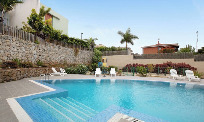 Santa Ursula Chalet De Esquí | Casa vacacional 'La Quinta Adosado' con vistas al mar, piscina compartida y Wi-Fi