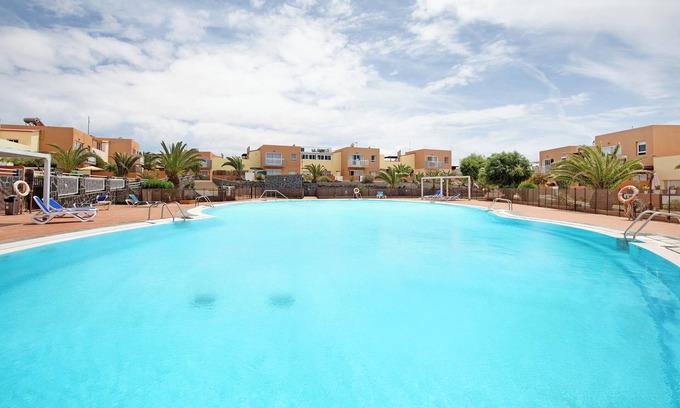 Corralejo Apartamento | Casa de vacaciones "Las Fuentes Corralejo" con vistas a la montaña, piscina compartida y Wi-Fi
