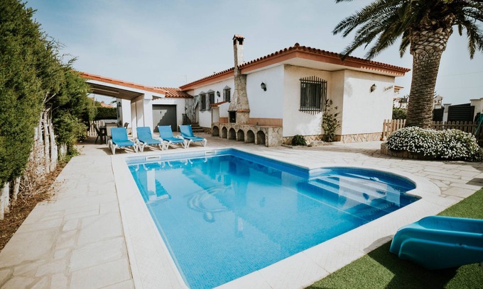 Miami Platja Casa | Casa de vacaciones "Llastres" con vistas a la montaña, piscina privada y Wi-Fi