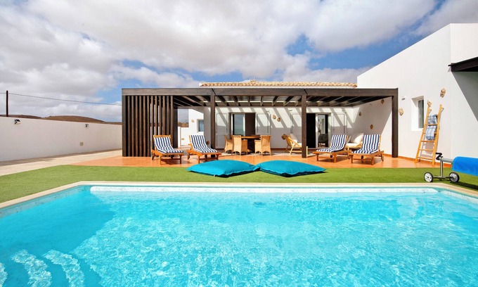 Tuineje Casa | Casa de vacaciones 'Mayantigo' con vistas a la montaña, piscina privada y Wi-Fi