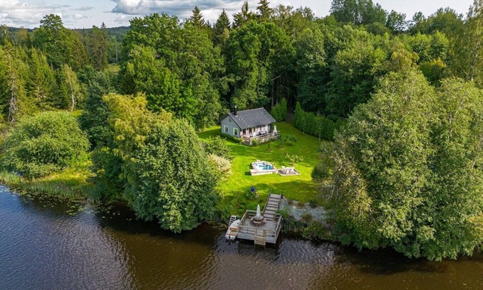 Kil Chalet De Esquí | Holiday home on a waterfront property in Alaska-like nature