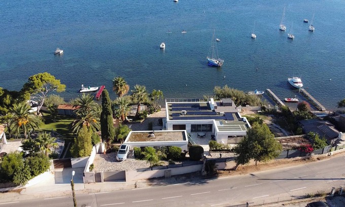 Giens Casa | Vacation home right on the water, ideal for families and water sports enthusiasts.