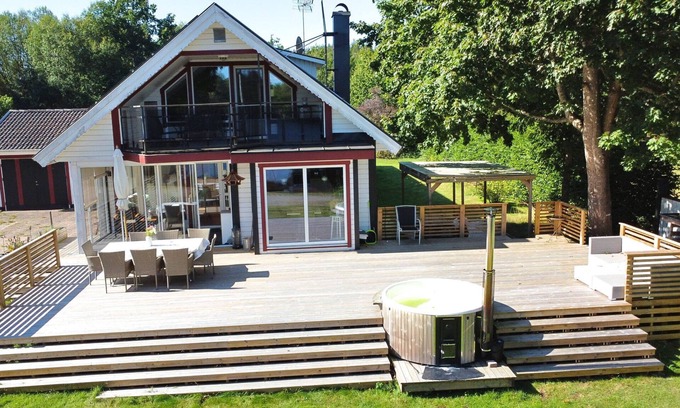 Vissefjaerda Casa | Vacation home right on the lake in Småland - Villa lake view with hot tub, boat & canoe