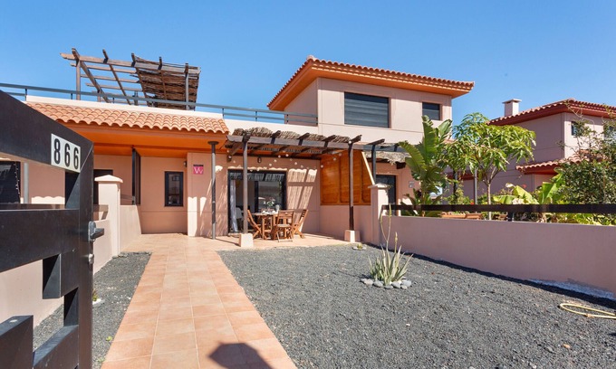 La Oliva Casa | Casa de vacaciones 'Sweet Home Majanicho' con vistas al mar, piscina compartida y Wi-Fi