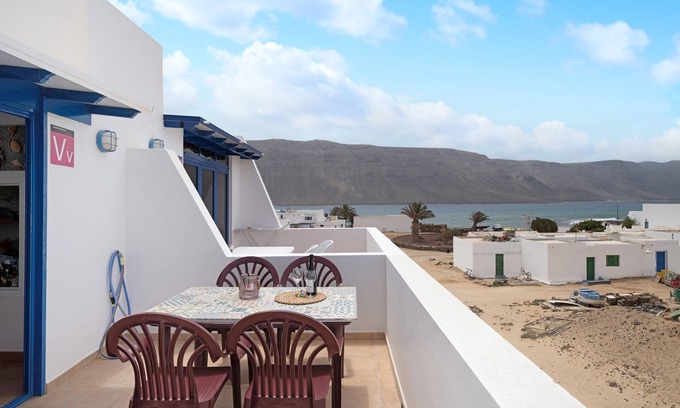 Caleta de Sebo Casa | Casa de vacaciones 'Vista Al Mar, La Graciosa' con vistas al mar, terraza privada y Wi-Fi