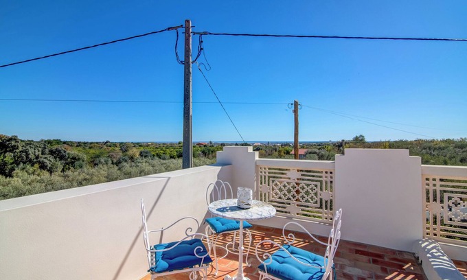 Olhao Casa | Casa 'Villa Oliva AL - T2' con vistas a la montaña, terraza, piscina, Wi-Fi y aire acondicionado
