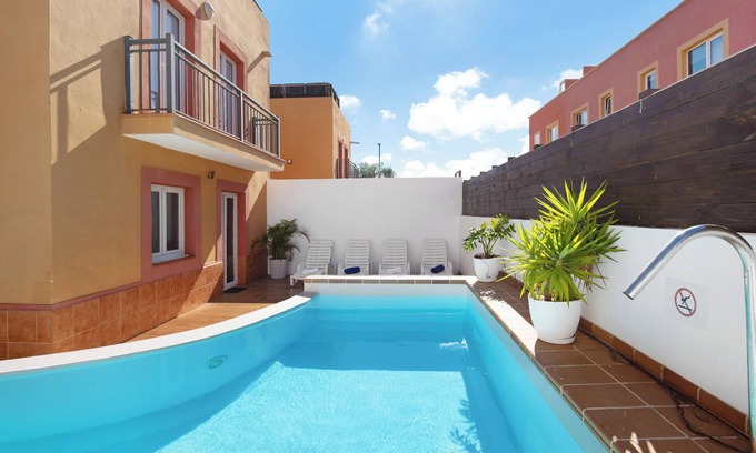 Corralejo Villa | Casa de vacaciones 'Villa Valeria' con piscina compartida, terraza y Wi-Fi