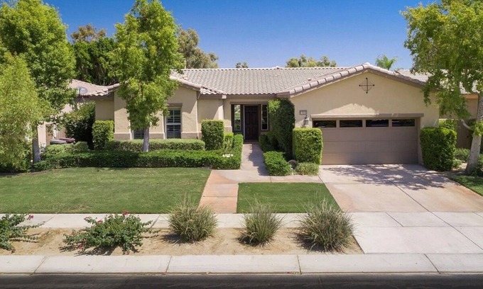 La Quinta Casa | Vacation home with all of the amenities.