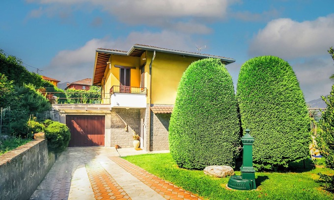 Brezzo di Bedero Casa | Vacation home with large garden and barbecue