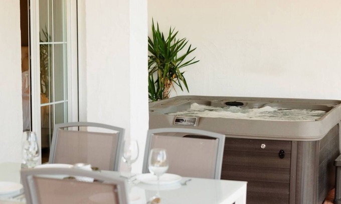 Istan Apartamento | Casa de vacaciones con vistas al mar, jardín y jacuzzi privados y garaje