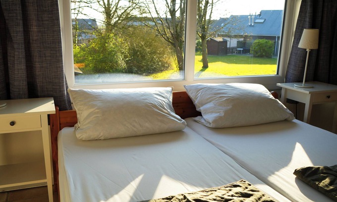 Bruinisse Casa | Vacation home with terrace in Bruinisse near Renesse for up to 6 people