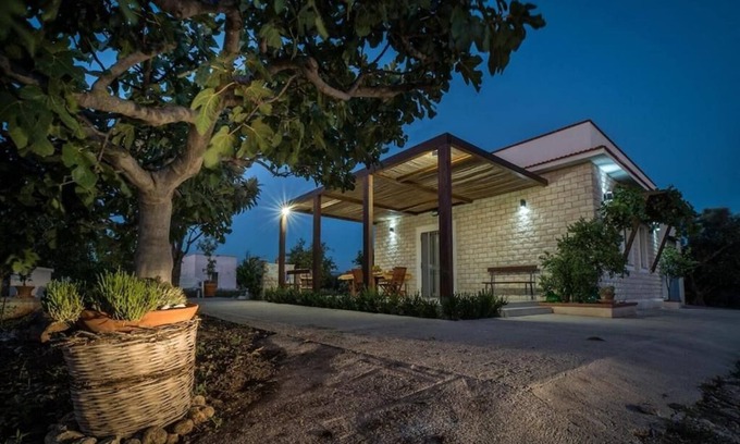 Menfi Casa | Vacation House "Ulivi nel Mare" typical country home, surrounded by olive trees.