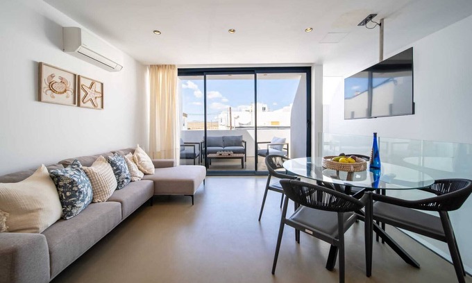 Caleta de Famara Apartamento | Vacaciones 'Kay Lava' con vistas a la montaña, Wi-Fi y aire acondicionado