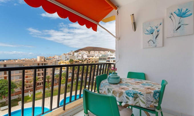 Los Cristianos Apartamento | Vacaciones 'Lovely Nice Los Cristianos' con vistas al mar, piscina compartida y Wi-Fi