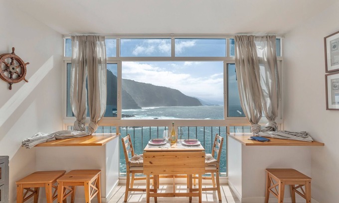 Tacoronte Apartamento | Vacaciones 'Primera Linea De Mar' con vistas al mar, Wi-Fi y aire acondicionado