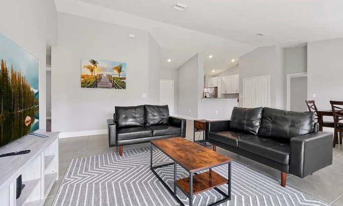 Poinciana Casa | Vacation Relax, Play and COMM Pool-20 Miles from Walt Disney World
