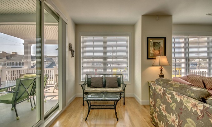 North Wildwood Condominio | Vacation Rental 4 bed/3 bath 1Block to Beach/Boardwalk. Beautiful, Spacious.