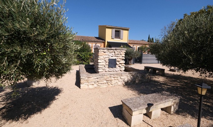 Fontvieille Villa | Nice Gite in a small residence with swimming pool to share in Fontvieille2guests