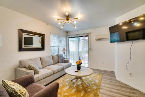 Las Vegas Apartamento | Vacation Rental Near Las Vegas Strip with Pool!