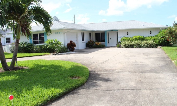 Coquina Key Villa | Casa de alquiler vacacional con todas las comodidades: piscina, spa, pantalla y frente al mar