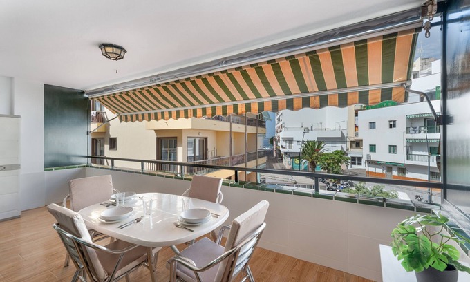 Los Cristianos Apartamento | Vacaciones 'Tomasol' con vistas al mar, terraza privada y Wi-Fi