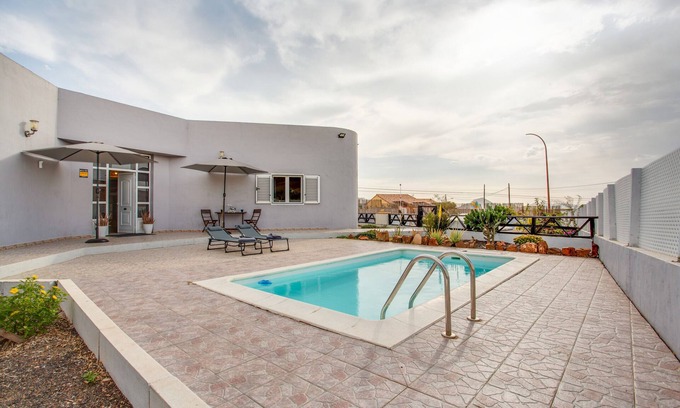 Antigua Villa | Villa de vacaciones 'Brisa De Gairia' con vistas a la montaña, Wi-Fi y aire acondicionado