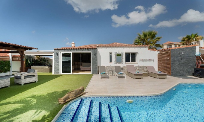 Complejo turistico Amarilla Golf Villa | Villa de vacaciones 'Casa Zara' con vistas al mar, Wi-Fi y aire acondicionado