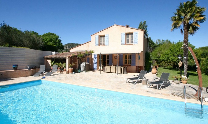 Salernes Villa | Villa de vacaciones para 9 personas en el corazón de Provenza con piscina climatizada