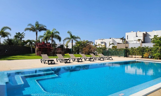Costa Adeje Villa | Villa de vacaciones 'Karat Oasis Del Duque' con vistas al mar, Wi-Fi y aire acondicionado