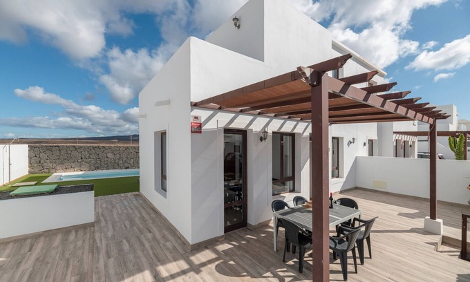 Playa Blanca Villa | Villa de vacaciones 'Luxury Lanzarote' con vistas al mar, piscina privada y Wi-Fi