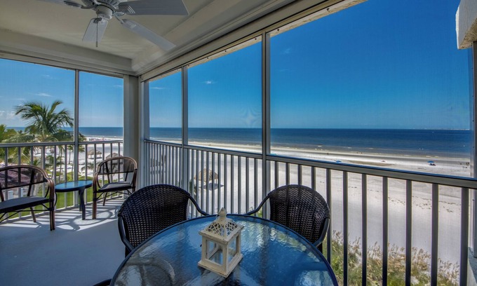 Fort Myers Beach Condominio | Vacation Villas #531: Beachfront Condo with Amazing View & 2 Screened Lanais!
