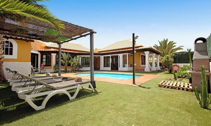 Corralejo Villa | Villa de vacaciones 'Villa Brisamar19' con vistas a la montaña, piscina privada y Wi-Fi