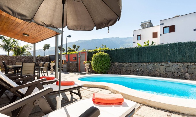 La Orotava Chalet De Esquí | Vivienda vacacional con piscina climatizable en una zona residencial tranquila