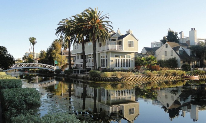 Venice Cabaña | Vacay chalet a block to beach w two bikes pet friendly