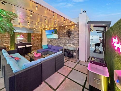 Naranja Casa | Vacay Spot experience Luna Sky! 65" TV BAR, BBQ, SHOWER massage jets, music, go to FL Keys