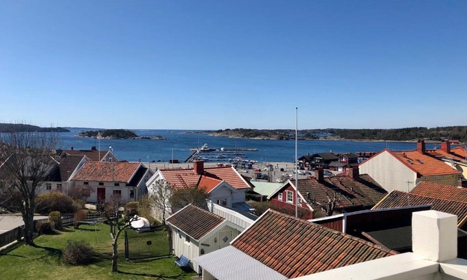 Stromstad Apartamento | Vacker våning med havsutsikt i Strömstads centrum.