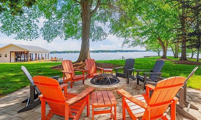 Littleton Casa | Vagabonds House | Stunning Views | 10-12 ft. Water Depth