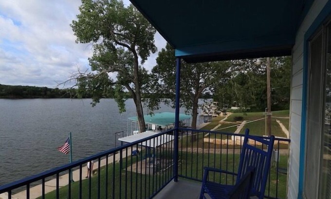 Kingsland Casa | Hillside House con un porche privado con vistas al lago LBJ